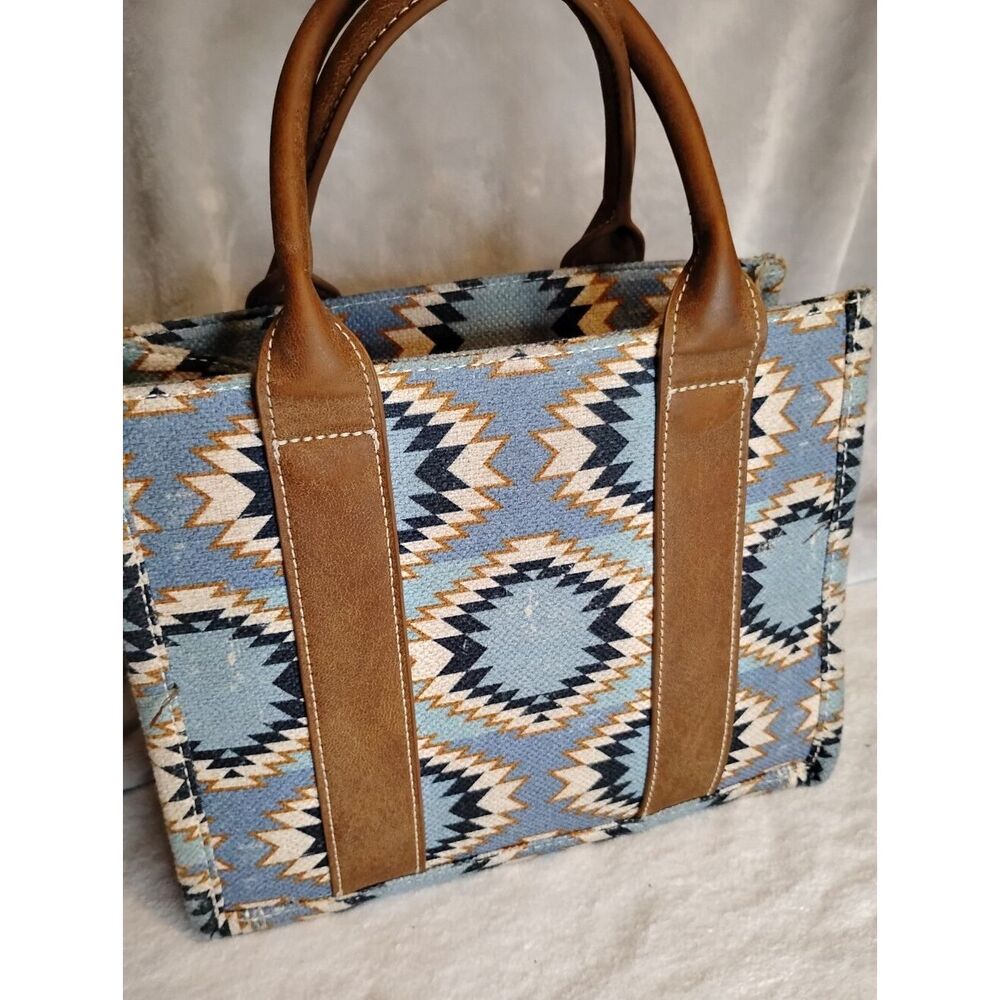 USED Wrangler Crossbody - Picture 4 of 9